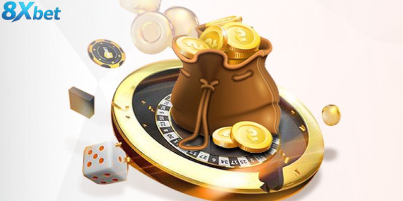 Bàn chơi roulette với bánh xe quay và các loại chip cược được đặt trên bảng số
